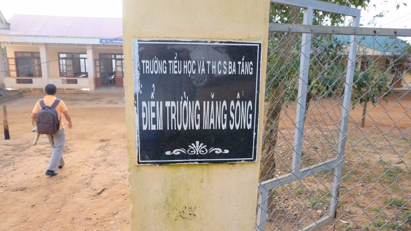 Dù ở tuổi băm nhưng ông Cời vẫn cõng yêu thương đến từng điểm trường trên khắp đại ngàn Trường Sơn. Ảnh: LC