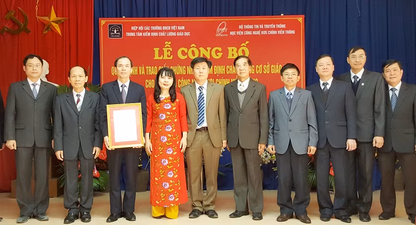 Ngày 19/1, Học viện Công nghệ Bưu chính Viễn thông đã tổ chức lễ đón nhận Quyết định và trao Giấy chứng nhận kiểm định chất lượng giáo dục do Trung tâm kiểm định chất lượng giáo dục (thuộc Hiệp hội các trường Đại học, Cao đẳng Việt Nam) kiểm định và công nhận. (Ảnh: Thùy Linh) Ngày 19/1, Học viện Công nghệ Bưu chính Viễn thông đã tổ chức lễ đón nhận Quyết định và trao Giấy chứng nhận kiểm định chất lượng giáo dục do Trung tâm kiểm định chất lượng giáo dục (thuộc Hiệp hội các trường Đại học, Cao đẳng Việt Nam) kiểm định và công nhận. (Ảnh: Thùy Linh)