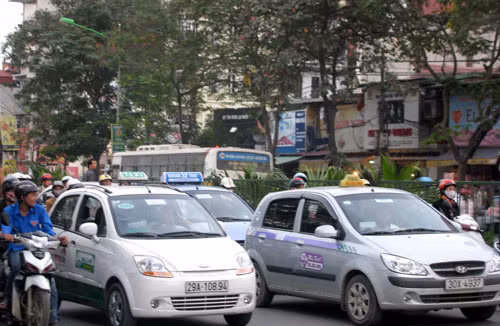 "Việc sơn lại các xe là cực kì phí phạm, tốn nhiều thời gian công sức của những người đầu tư mà lại không hiệu quả" "Việc sơn lại các xe là cực kì phí phạm, tốn nhiều thời gian công sức của những người đầu tư mà lại không hiệu quả"