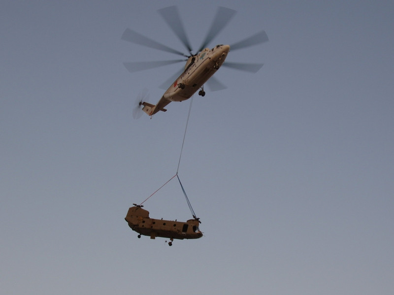 Và vận chuyển một Chinook của Mỹ.