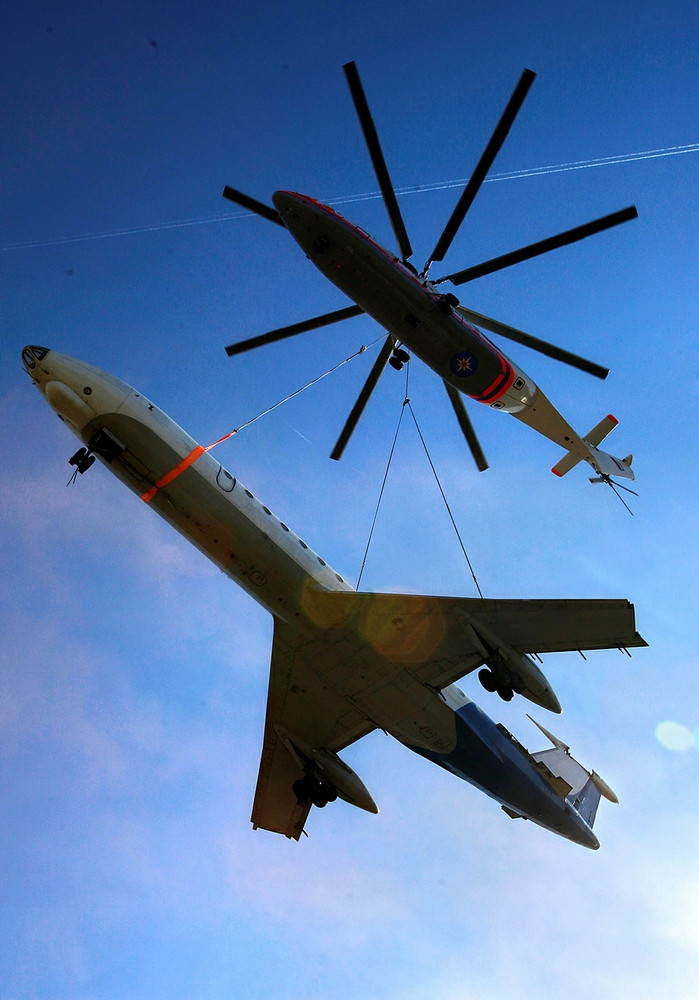 Mi-26 vận chuyển Tu-134.