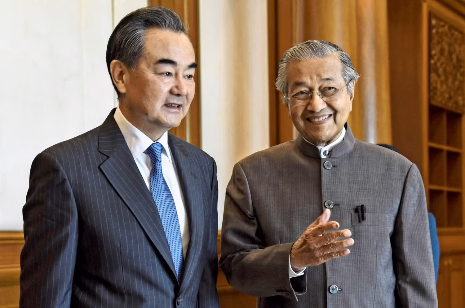 Ngoại trưởng Trung Quốc Vương Nghị và Thủ tướng Malaysia Mahathir Mohamad tại Kuala Lumpur, ảnh: Nikkei Asian Review. Ngoại trưởng Trung Quốc Vương Nghị và Thủ tướng Malaysia Mahathir Mohamad tại Kuala Lumpur, ảnh: Nikkei Asian Review.