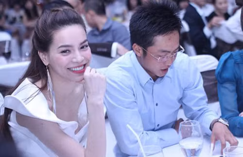 7. Hồ Ngọc Hà - Cường Đô la Nhắc đến thời trang của Hồ Ngọc Hà có lẽ ai cũng biết và thán phục với gu thẩm mỹ cực đỉnh của cô nàng. Nữ ca sĩ "Tìm lại giấc mơ" khi lại nồng nàn như một quý bà, lúc lại sexy bốc lửa hay trẻ trung. Còn Cường đô la luôn tỏ ra lịch lãm - phong thái của một doanh nhân thành đạt.