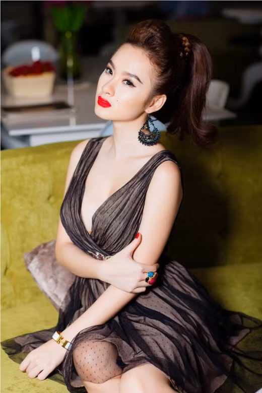 Ngay cả màu môi rực rỡ và những trang sức sắc màu cũng không cứu vớt được vẻ "già nua" của cô nàng 17 tuổi.