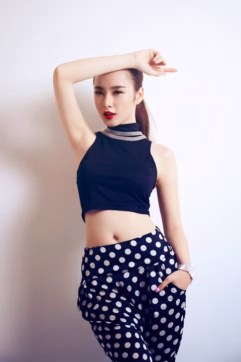 Từ tóc tai, trang điểm đến những trang phục của cô nàng đều không phù hợp với độ tuổi.