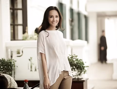 Bức ảnh này được chụp vào khoảng tháng 10/2011. Vẫn kiểu áo oversize cô yêu thích, nhưng cách kết hợp của Thúy đã hoàn toàn khác. Chiếc áo màu kem được phối với chiếc quần màu ghi vàng tạo nên sự trẻ trung, thanh lịch.