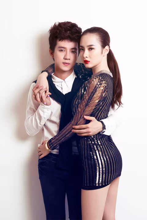 Cả những đường cong gợi cảm lẫn cách tạo hình khiêu khích này cũng không phải của một cô gái 17 tuổi.