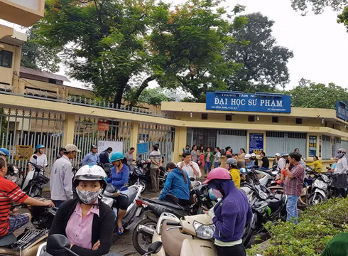 Hàng chục phụ huynh đứng bên ngoài chờ đợi thí sinh đến hết giờ làm bài (ảnh: P.L) Hàng chục phụ huynh đứng bên ngoài chờ đợi thí sinh đến hết giờ làm bài (ảnh: P.L)