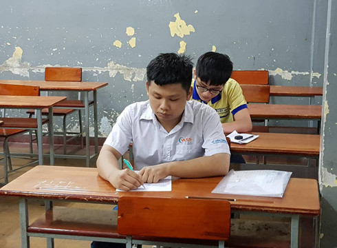 Thí sinh trước giờ làm bài môn Ngoại ngữ ở điểm thi Hàn Thuyên chiều 26/6 (ảnh minh họa: P.L)
