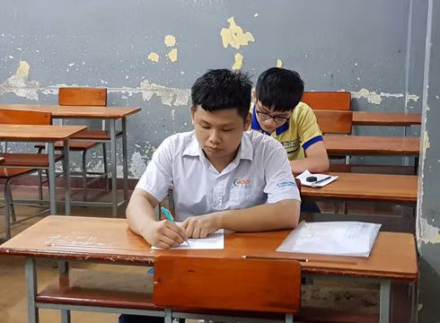Thí sinh trước giờ làm bài môn Ngoại ngữ ở điểm thi Hàn Thuyên chiều 26/6 (ảnh minh họa: P.L) Thí sinh trước giờ làm bài môn Ngoại ngữ ở điểm thi Hàn Thuyên chiều 26/6 (ảnh minh họa: P.L)