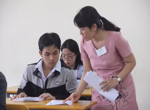 Thí sinh làm thủ tục đăng ký dự thi trung học phổ thông quốc gia ở điểm thi Trường Đống Đa (ảnh: P.L) Thí sinh làm thủ tục đăng ký dự thi trung học phổ thông quốc gia ở điểm thi Trường Đống Đa (ảnh: P.L)