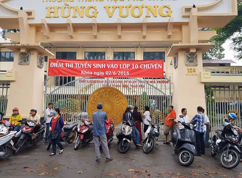 Phụ huynh đứng chờ con làm bài xong trước điểm thi Trường trung học phổ thông Hùng Vương (Ảnh: P.L) Phụ huynh đứng chờ con làm bài xong trước điểm thi Trường trung học phổ thông Hùng Vương (Ảnh: P.L)