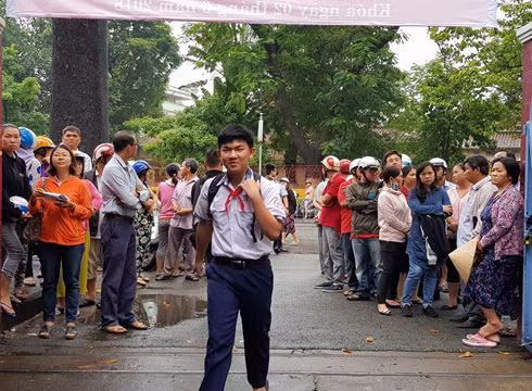 Con bước vào điểm thi làm bài, phụ huynh tâm trạng hồi hộp, trông ngóng trăm bề (ảnh: P.L) Con bước vào điểm thi làm bài, phụ huynh tâm trạng hồi hộp, trông ngóng trăm bề (ảnh: P.L)
