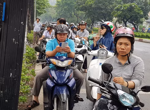Chờ đợi con, một phụ huynh "giết thời gian" bằng cách đọc sách cho vơi nỗi lo lắng (ảnh: P.L) Chờ đợi con, một phụ huynh "giết thời gian" bằng cách đọc sách cho vơi nỗi lo lắng (ảnh: P.L)