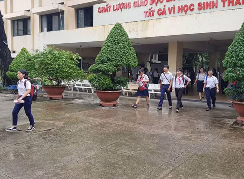 Học sinh ở điểm thi Trường Hùng Vương, quận 5 hồ hởi rời khỏi phòng thi do đề thi dễ thở (ảnh: P.L)