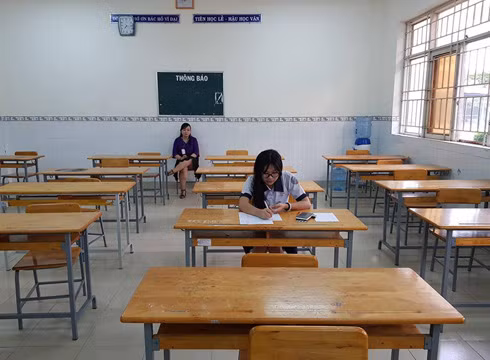 Em Phạm Ngọc Quỳnh Như trước giờ làm bài thi đầu tiên của tổ hợp ban Khoa học Tự nhiên sáng 26/6 (ảnh: P.L)