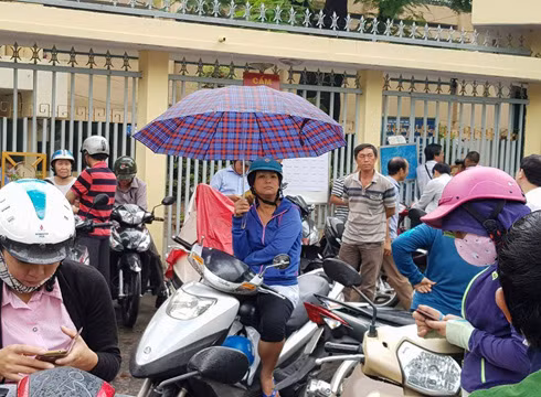 Dù cho trời mưa, ba mẹ vẫn quyết tâm đứng đợi con thi xong rồi mới chịu ra về (ảnh: P.L) Dù cho trời mưa, ba mẹ vẫn quyết tâm đứng đợi con thi xong rồi mới chịu ra về (ảnh: P.L)