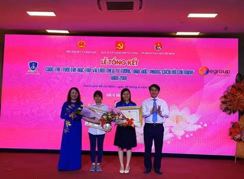Thứ trưởng Nguyễn Thị Nghĩa trao tặng 2 giải nhất của cuộc thi vào sáng ngày 9/6 (ảnh: P.L)