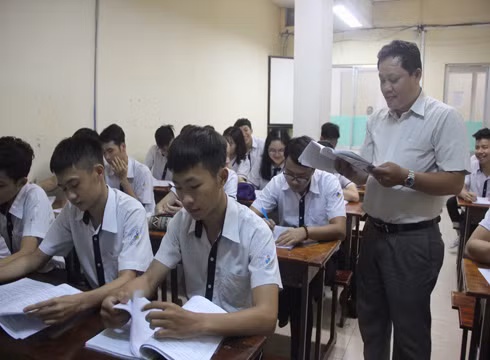 Học sinh khối 12 của Trường Đào Duy Anh được giáo viên ôn tập thi trung học phổ thông quốc gia (ảnh: P.L)