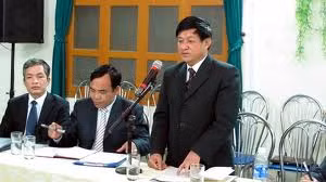 Ông Lê Văn Hiền trong buổi nhận các quyết định đình chỉ sinh hoạt Đảng và tạm đình chỉ công tác