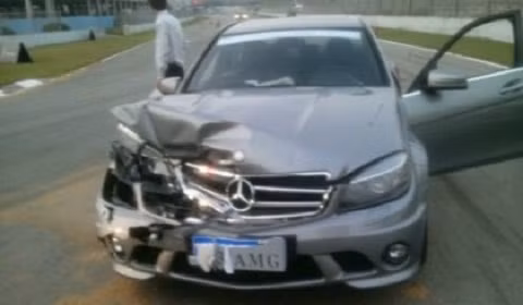 Chiếc Mercedes-Benz C63 AMG với phần đầu bị móp méo do tông vào chiếc SLS AMG.