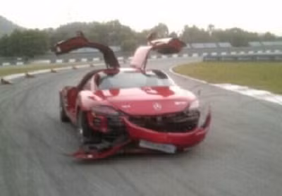 Chiếc Mercedes-Benz SLS AMG với phần đuôi bị chiếc C63 AMG “cày” nát.