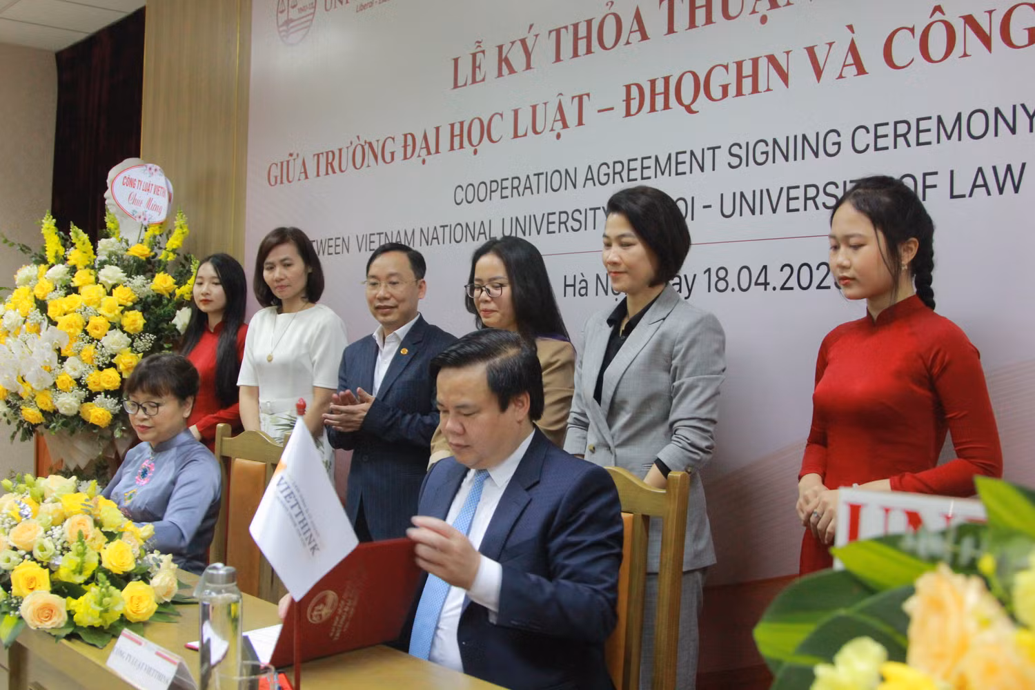 Lãnh đạo của hai đơn vị kí thoả thuận hợp tác. (Ảnh: Mạnh Đoàn) Lãnh đạo của hai đơn vị kí thoả thuận hợp tác. (Ảnh: Mạnh Đoàn)