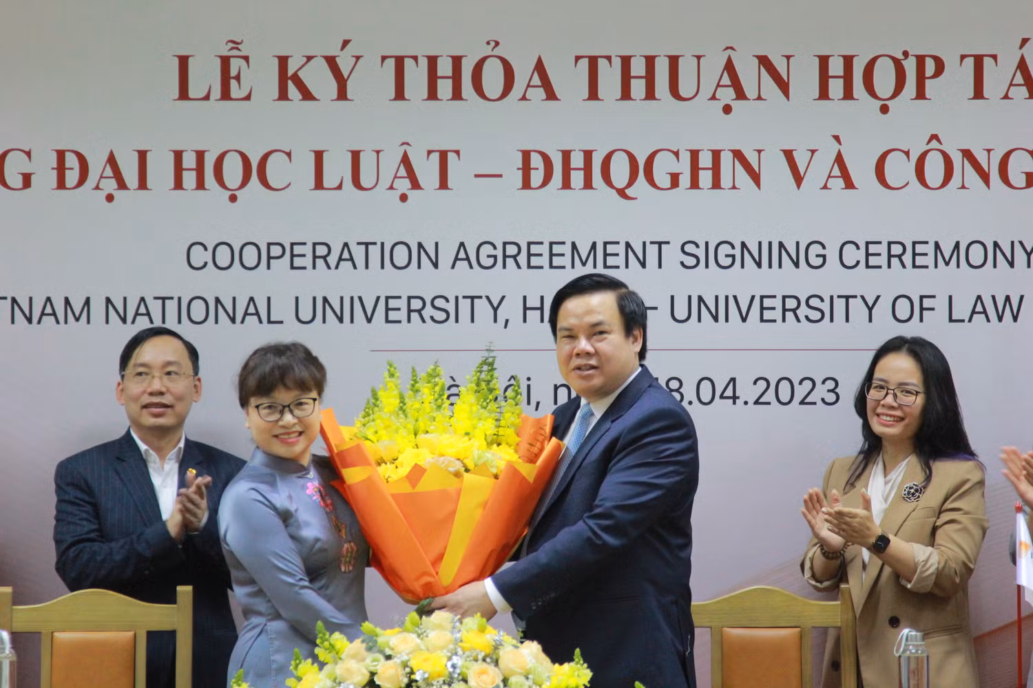 Lãnh đạo 2 đơn vị chụp ảnh lưu niệm. (Ảnh: Mạnh Đoàn) Lãnh đạo 2 đơn vị chụp ảnh lưu niệm. (Ảnh: Mạnh Đoàn)