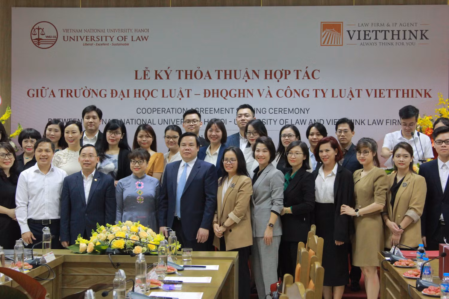 Lãnh đạo, nhân viên, cán bộ của hai đơn vị chụp ảnh lưu niệm. (Ảnh: Mạnh Đoàn) Lãnh đạo, nhân viên, cán bộ của hai đơn vị chụp ảnh lưu niệm. (Ảnh: Mạnh Đoàn)