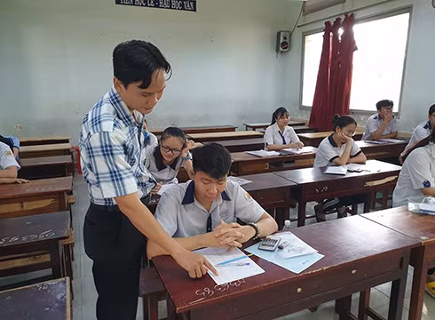Cán bộ coi thi nhắc nhở thí sinh trước giờ làm bài ở điểm thi Trường Bà Điểm, huyện Hóc Môn, ảnh minh họa (ảnh: P.L) Cán bộ coi thi nhắc nhở thí sinh trước giờ làm bài ở điểm thi Trường Bà Điểm, huyện Hóc Môn, ảnh minh họa (ảnh: P.L)