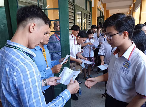 Cán bộ coi thi gọi tên thí sinh vào phòng thi ở điểm thi Trường Trưng Vương (ảnh: P.L) Cán bộ coi thi gọi tên thí sinh vào phòng thi ở điểm thi Trường Trưng Vương (ảnh: P.L)