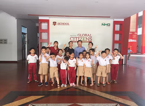 Diễn viên Mai Phương và Mc Ốc Thanh Vân tại Trường iSchool Nam Sài Gòn (ảnh: iSchool) Diễn viên Mai Phương và Mc Ốc Thanh Vân tại Trường iSchool Nam Sài Gòn (ảnh: iSchool)