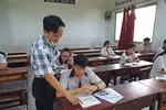 Một cán bộ coi thi bị giật túi xách, phải xin ngưng làm nhiệm vụ giữa chừng