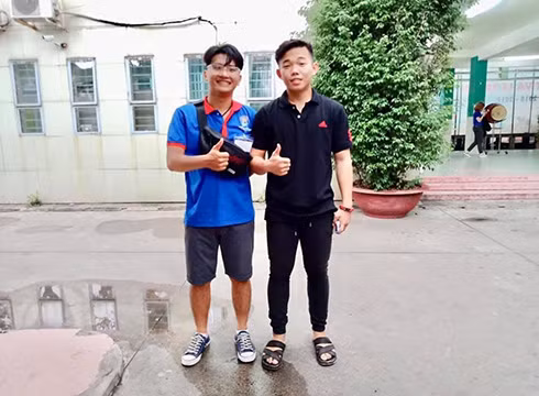 Nam thí sinh được sinh viên Thiện Nhân đổi quần dài (ảnh: VHU) Nam thí sinh được sinh viên Thiện Nhân đổi quần dài (ảnh: VHU)