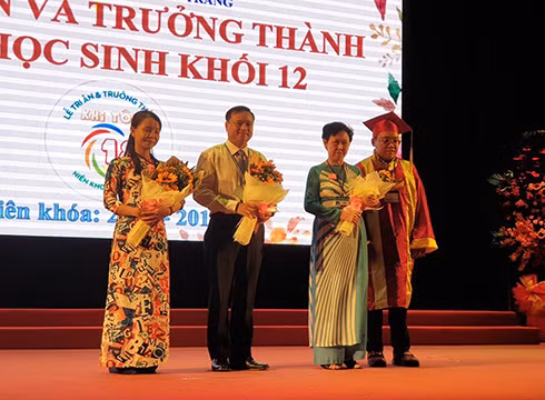 Học sinh khối 12 tặng hoa cảm ơn giáo viên, thầy Hiệu trưởng trong lễ tri ân, trưởng thành (ảnh: P.L) Học sinh khối 12 tặng hoa cảm ơn giáo viên, thầy Hiệu trưởng trong lễ tri ân, trưởng thành (ảnh: P.L)