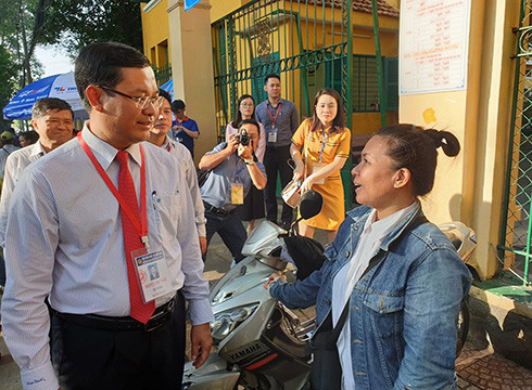 Thứ trưởng Nguyễn Văn Phúc động viên phụ huynh trong lúc thí sinh đang làm bài (ảnh: P.L)