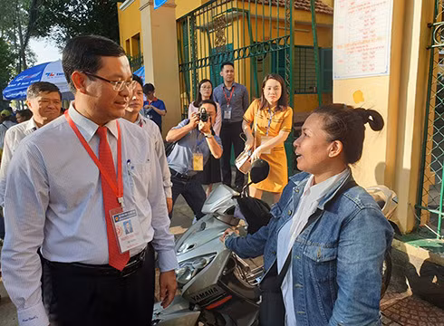 Thứ trưởng Nguyễn Văn Phúc động viên phụ huynh trong lúc thí sinh đang làm bài (ảnh: P.L)