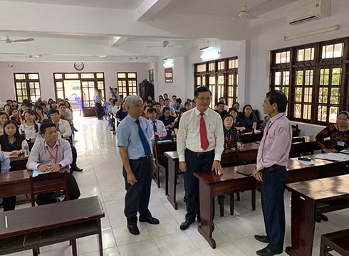 Thứ trưởng Bộ Giáo dục và Đào tạo Nguyễn Văn Phúc (giữa) kiểm tra một điểm thi ở Bà Rịa - Vũng Tàu (ảnh: A.T) Thứ trưởng Bộ Giáo dục và Đào tạo Nguyễn Văn Phúc (giữa) kiểm tra một điểm thi ở Bà Rịa - Vũng Tàu (ảnh: A.T)