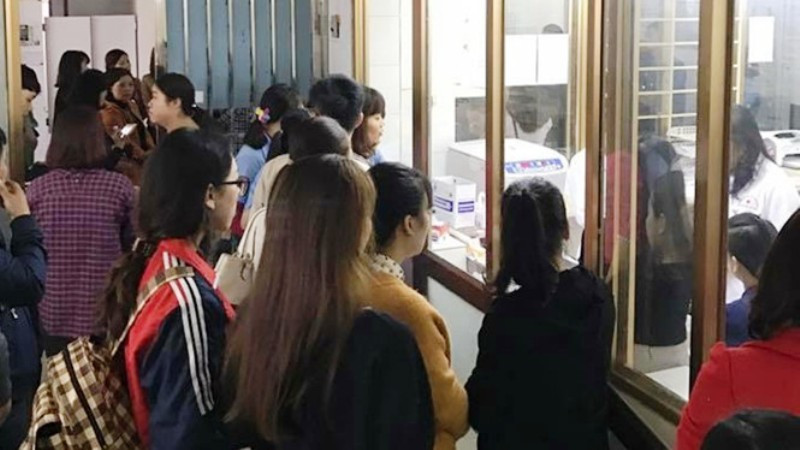 Hàng trăm giáo viên ở Quảng Ninh đã tập trung trước cổng bệnh viện để chờ hiến máu cứu học sinh là hình ảnh gây xúc động mạnh mẽ trong xã hội. Ảnh: thanhnien.vn Hàng trăm giáo viên ở Quảng Ninh đã tập trung trước cổng bệnh viện để chờ hiến máu cứu học sinh là hình ảnh gây xúc động mạnh mẽ trong xã hội. Ảnh: thanhnien.vn