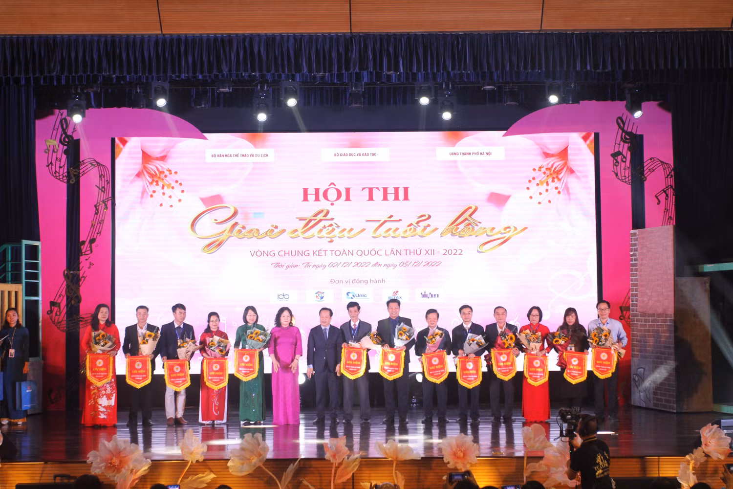 Thứ trưởng Bộ Giáo dục và Đào tạo Ngô Thị Minh, Giám đốc Sở Giáo dục và Đào tạo Hà Nội Trần Thế Cường tặng cờ cho các đơn vị tham gia Hội thi (Nguồn: Bộ Giáo dục và Đào tạo). Thứ trưởng Bộ Giáo dục và Đào tạo Ngô Thị Minh, Giám đốc Sở Giáo dục và Đào tạo Hà Nội Trần Thế Cường tặng cờ cho các đơn vị tham gia Hội thi (Nguồn: Bộ Giáo dục và Đào tạo).