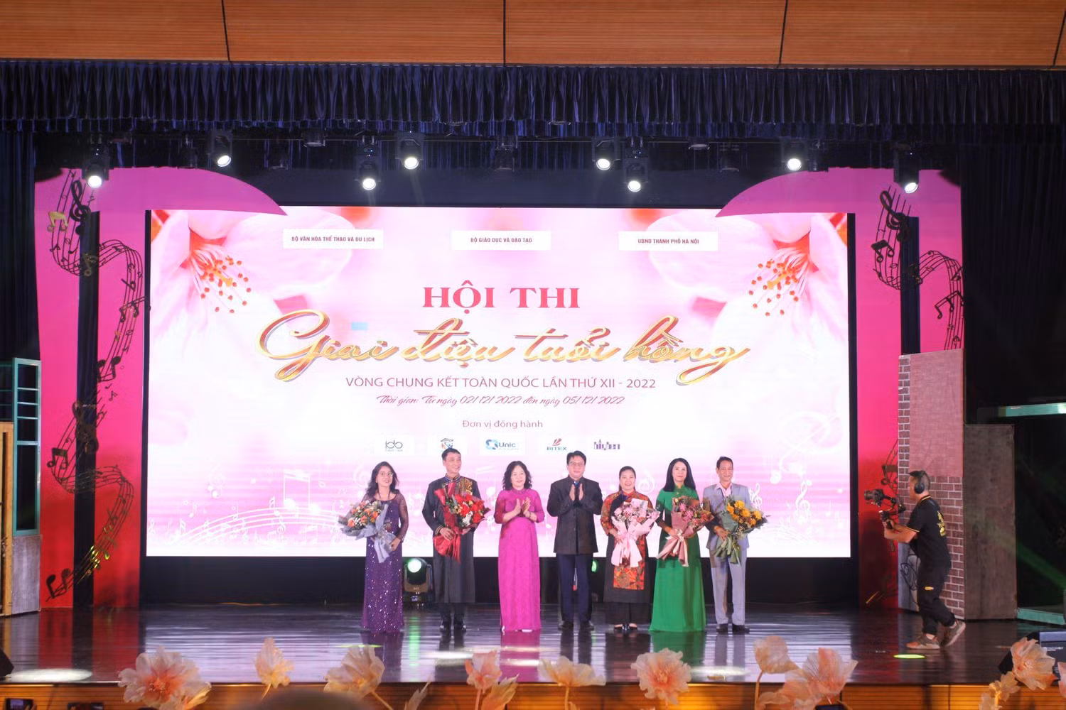Thứ trưởng Bộ Giáo dục và Đào tạo Ngô Thị Minh và Chủ tịch Công đoàn giáo dục Việt Nam - Nguyễn Ngọc Ân tặng hoa cho Ban giám khảo (Nguồn: Bộ Giáo dục và Đào tạo). Thứ trưởng Bộ Giáo dục và Đào tạo Ngô Thị Minh và Chủ tịch Công đoàn giáo dục Việt Nam - Nguyễn Ngọc Ân tặng hoa cho Ban giám khảo (Nguồn: Bộ Giáo dục và Đào tạo).