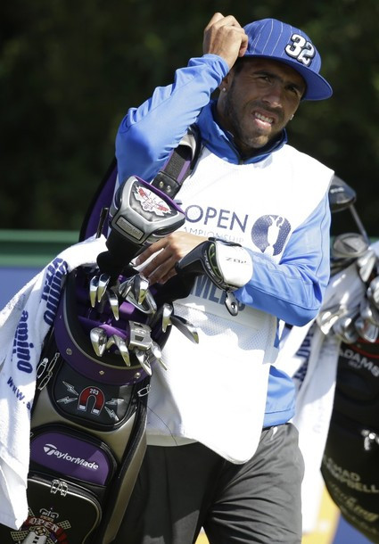 Tevez làm người phục dịch golf cho đồng đội tại giải British Open Golf Championship. Tevez làm người phục dịch golf cho đồng đội tại giải British Open Golf Championship.