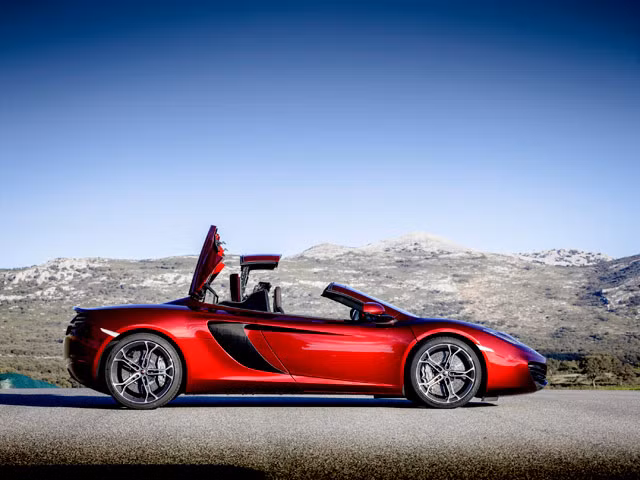 Một năm về trước, hãng McLaren đã tung ra thị trường mẫu xe MP4-12C coupe, giới mê siêu xe hiệu suất cao đã dự đoán trước việc MP4-12C mui trần xuất hiện chỉ là vấn đề thời gian, và quả đúng như vậy cuối cùng thì McLaren cũng đã chính thức giới thiện phiên bản mui trần của siêu xe này mang tên MP4-12C Spider. Một năm về trước, hãng McLaren đã tung ra thị trường mẫu xe MP4-12C coupe, giới mê siêu xe hiệu suất cao đã dự đoán trước việc MP4-12C mui trần xuất hiện chỉ là vấn đề thời gian, và quả đúng như vậy cuối cùng thì McLaren cũng đã chính thức giới thiện phiên bản mui trần của siêu xe này mang tên MP4-12C Spider.