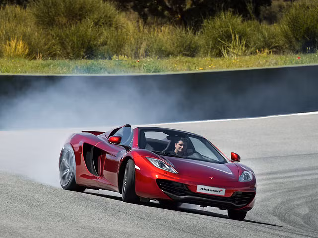 Tại Anh, MP4-12C có giá 195.500 bảng Anh, đắt hơn 19.500 bảng so với phiên bản coupe. Tại Anh, MP4-12C có giá 195.500 bảng Anh, đắt hơn 19.500 bảng so với phiên bản coupe.