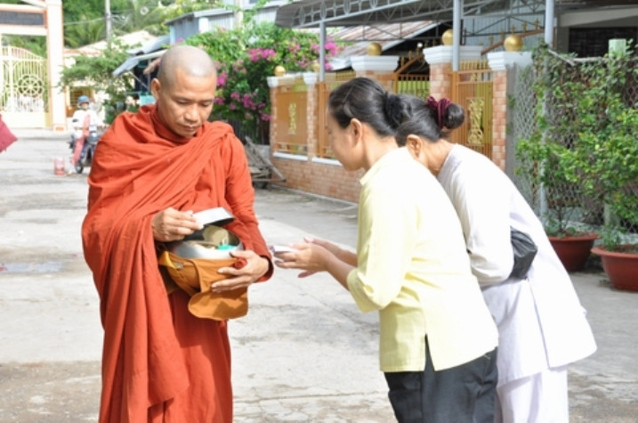 Ông Nguyễn Mạnh Hùng trong một lần đi khất thực chân đất đi xin ăn. Ông Nguyễn Mạnh Hùng trong một lần đi khất thực chân đất đi xin ăn.