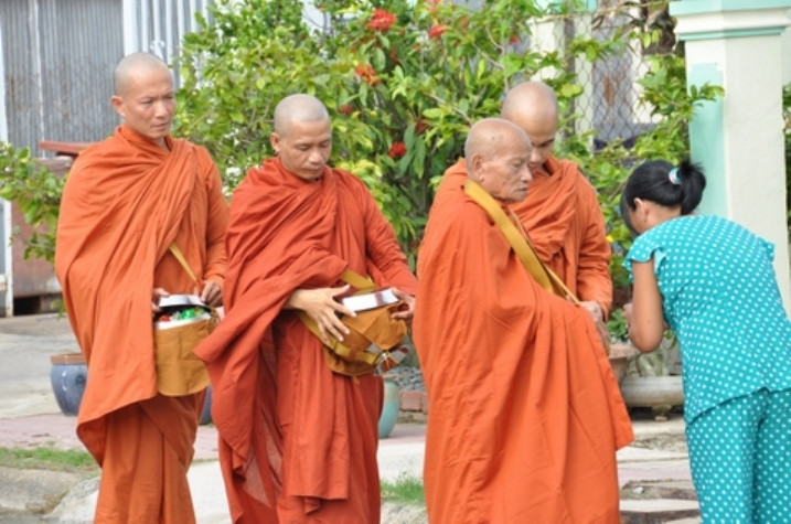Đoàn khất thực của "nhà sư" Nguyễn Mạnh Hùng Đoàn khất thực của "nhà sư" Nguyễn Mạnh Hùng