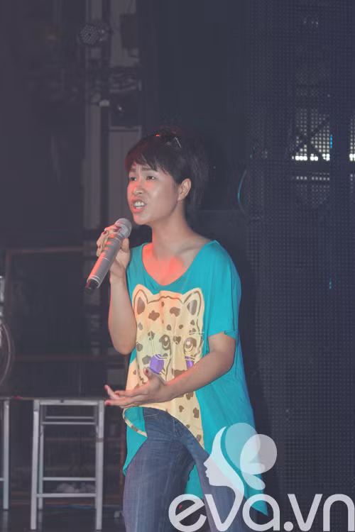 Uyên Linh không trang điểm và ăn mặc phá cách kiểu luộm thuộm vẫn khiến fan thích thú. (Theo: eva) Xem thêm: Sao Việt đẹp/ Sao Việt xấu Uyên Linh không trang điểm và ăn mặc phá cách kiểu luộm thuộm vẫn khiến fan thích thú. (Theo: eva) Xem thêm: Sao Việt đẹp/ Sao Việt xấu
