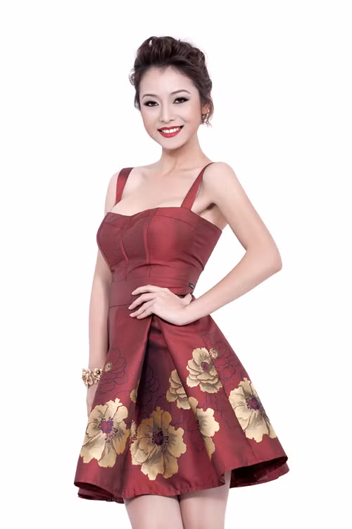 Jennifer Phạm vô cùng trẻ trung và xinh đẹp với bộ váy xòe in hoa cuốn hút này. (Theo: tintudong). Xem thêm:Hồ Ngọc Hà/ Tăng Thanh Hà/ Thanh Hằng/ Minh Hằng