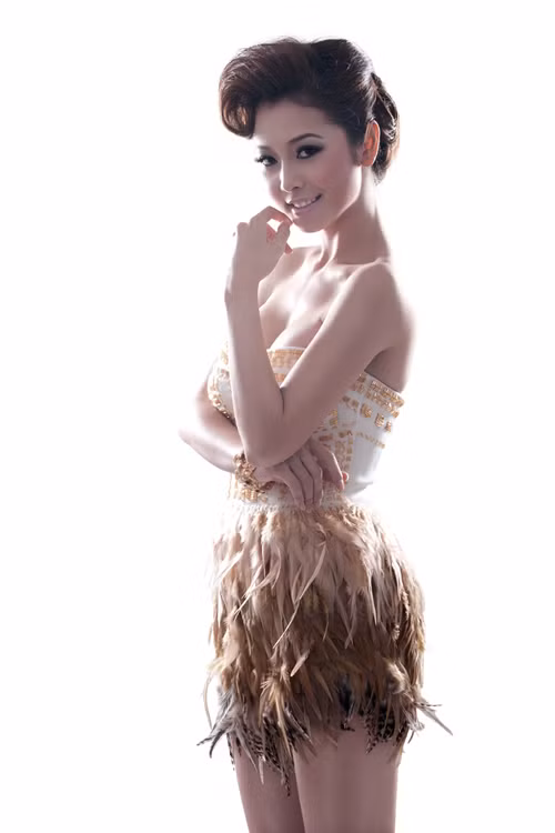 Jennifer Phạm tự tin diện đồ "hở trên ngắn dưới" (Theo: tintudong). Xem thêm:Hồ Ngọc Hà/ Tăng Thanh Hà/ Thanh Hằng/ Minh Hằng
