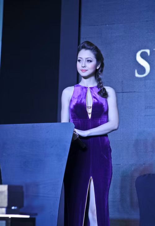 Vẻ đẹp hút hồn của Jennifer Phạm như thách thức với thời gian, cô ngày càng đẹp hơn so với buổi đầu bước chân vào làng giải trí Việt. (Theo: ione). Xem thêm:Hồ Ngọc Hà/ Tăng Thanh Hà/ Thanh Hằng/ Minh Hằng